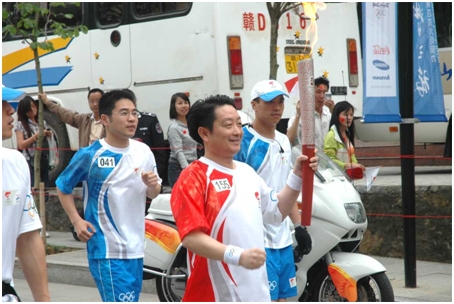 點燃激情 傳遞愛心—楊文龍董事長傳遞奧運圣火紀(jì)實