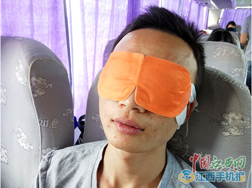 網媒記者體驗閃亮蒸汽熱敷眼罩 解乏“神器”獲贊