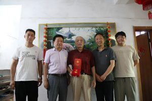 仁和集團(tuán)黨委慰問(wèn)老黨員并頒發(fā)“光榮在黨50年”榮譽(yù)紀(jì)念章