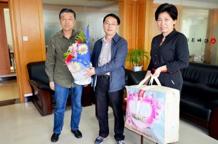 仁和集團(tuán)工會(huì)走訪慰問(wèn)2015年度勞模 (1).jpg